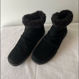 Bare strap ankle fur boots size 8 black leather zipper on the side